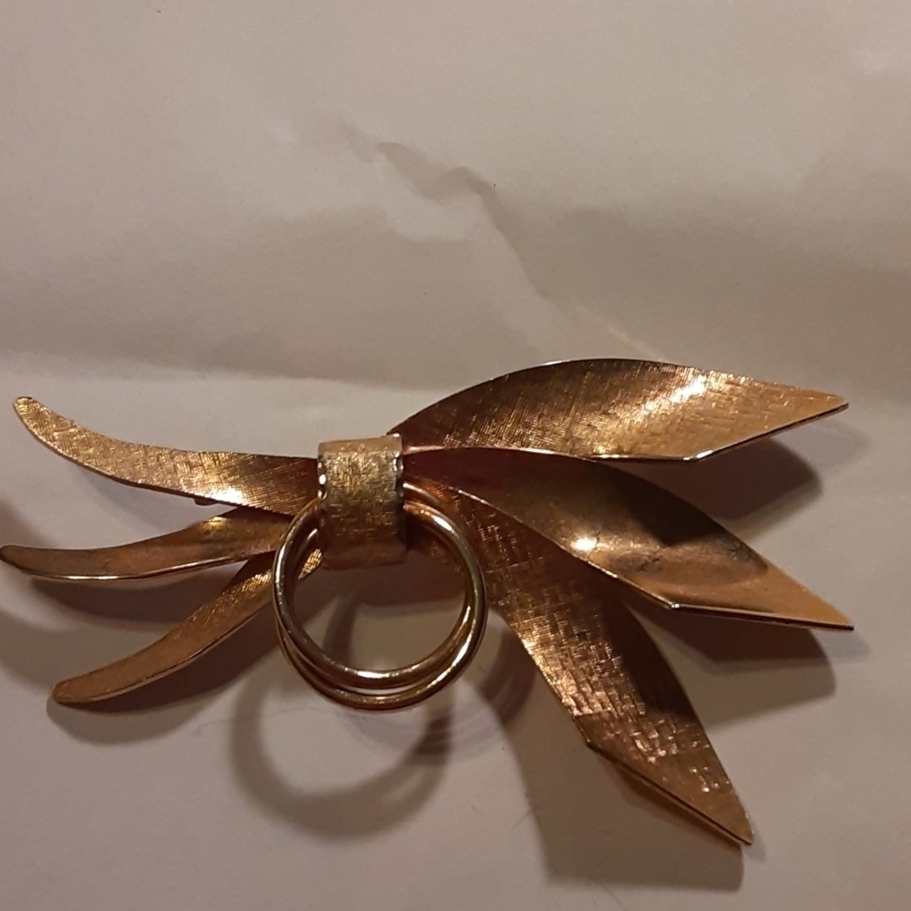 Pretty Brooch Goldtone